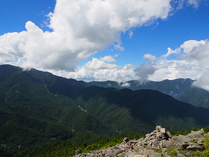 乾徳山林道から黒金山往復